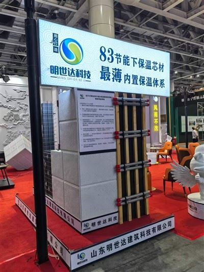 Izolacijske plošče, ki padajo z velike višine